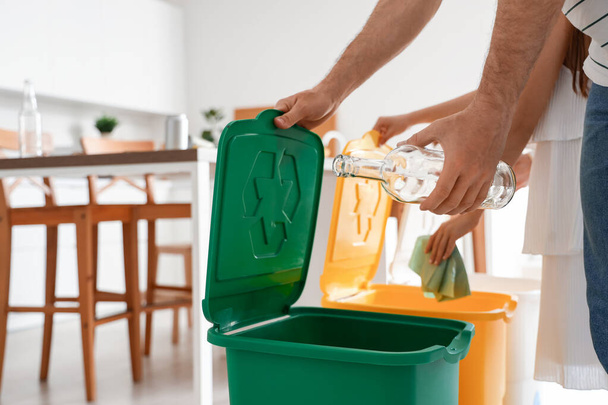 Clasificación familiar de basura con papeleras de reciclaje en cocina, primer plano - Foto, Imagen