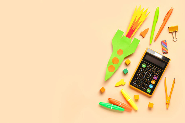 Papír színű rakéták számológép, tollak és iránytű bézs háttér - Fotó, kép