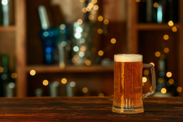 Egy korsó friss sör az asztalon a bárban. - Fotó, kép
