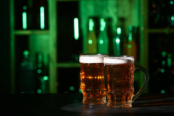 Tazze di birra fresca sul tavolo nel bar - Foto, immagini