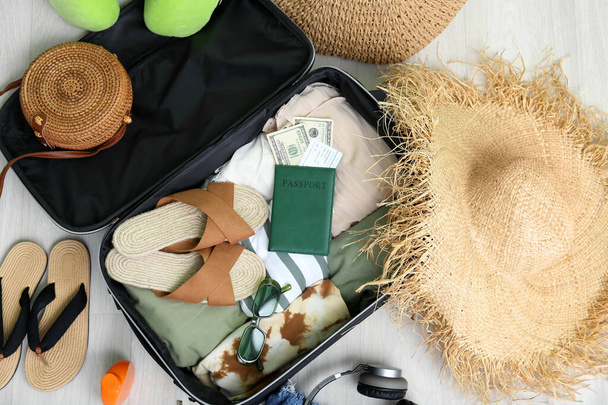 Giysilerin, plaj aksesuarlarının, pasaport ve biletin olduğu bavul. Seyahat kavramı - Fotoğraf, Görsel
