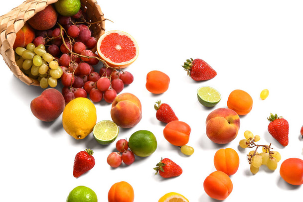 Cesto di vimini con diversi frutti freschi su sfondo bianco - Foto, immagini