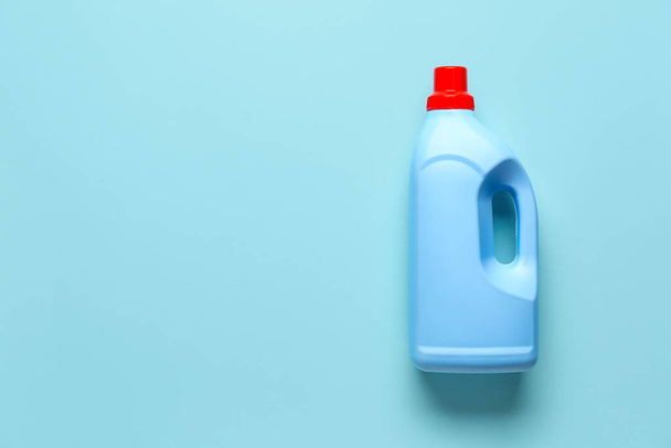 青の背景に洗剤のボトル - 写真・画像