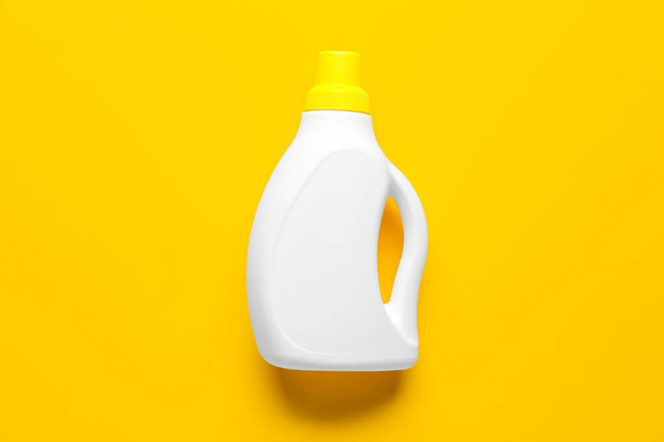 Botella de detergente sobre fondo naranja - Foto, Imagen
