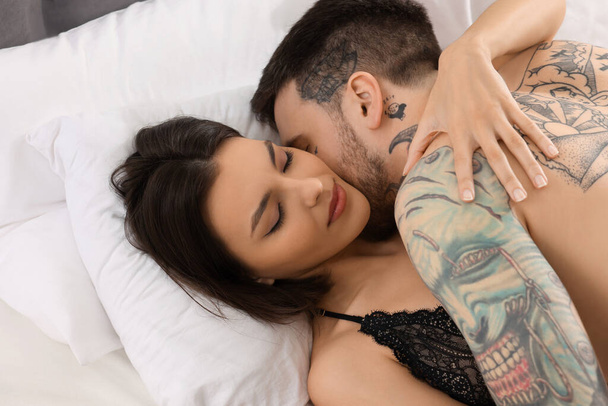 Страстная молодая пара, занимающаяся сексом в постели - Фото, изображение