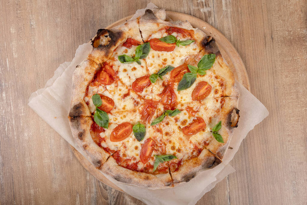 Napolilainen kotitekoinen pizzamargarita tiiliuunista. Napoleon Italian Pizza basilikan lehdet. todellinen italialainen perinteinen pizza Margherita - Valokuva, kuva