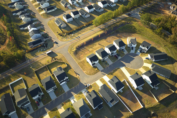 Aerial view of cul de sac at neighbourhood road dead end with built homes in South Carolina residential living area. Real estate development of family houses and infrastructure in american suburbs. - Foto, Imagem