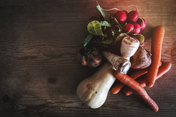 Warzywa korzeniowe na drewnianym stole - Zdjęcie, obraz