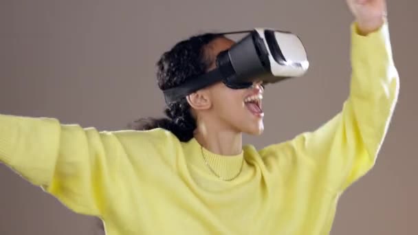 Vr, danse et femme en métaverse 3d en studio isolé sur un fond multicolore. Réalité virtuelle, technologie et expérience futuriste d'une personne heureuse en fantaisie avec musique disco, énergie et célébration. - Séquence, vidéo