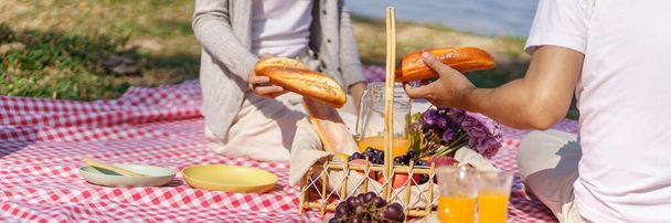 In love couple enjoying picnic time in park outdoors Picnic. happy couple relaxing together with picnic Basket. - Foto, Imagen