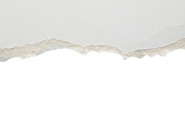 Λευκό σχισμένο χαρτί σχισμένο άκρες λωρίδες απομονώνονται σε λευκό φόντο - Φωτογραφία, εικόνα