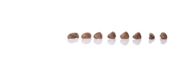 白い背景の上のカリカリ チョコレート コーンフレーク - 写真・画像