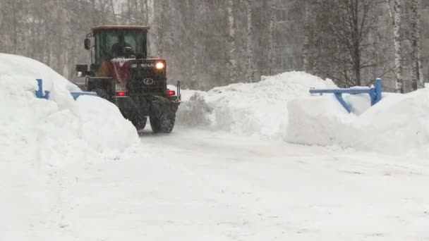 Snowplow eltávolítja egy csomó hó - Felvétel, videó