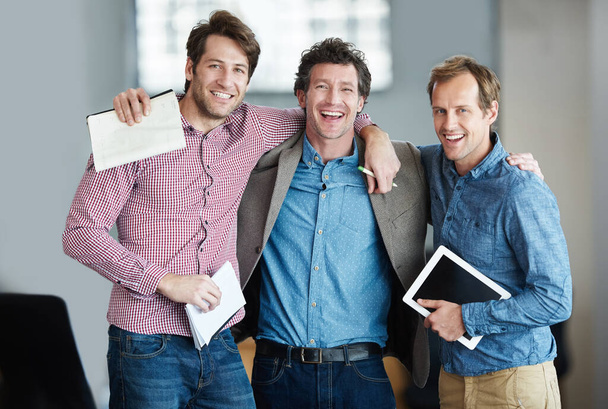 Team, portret of business developers knuffelen na vergadering voor ondersteuning in het kantoor samen met glimlach of eenheid. Zelfverzekerde mannen, mensen of gelukkige programmeurs met technologie, notities of notities op de werkplek. - Foto, afbeelding