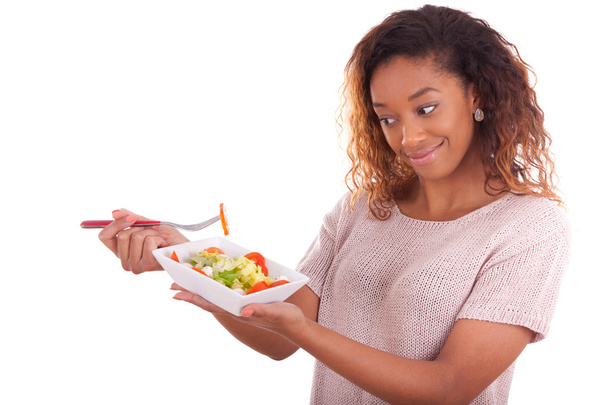 Africano mulher americana comendo salada, isolado no backgroun branco
 - Foto, Imagem