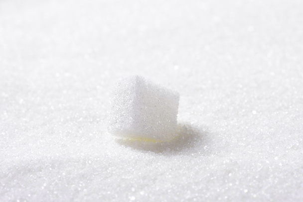 Valkoisen sokerin kuutio
 - Valokuva, kuva
