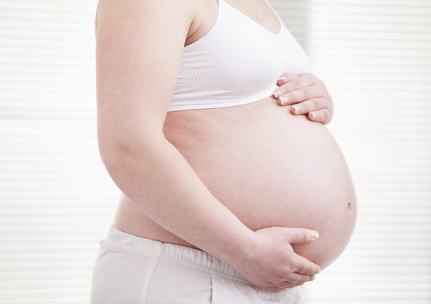 Mujer embarazada sosteniendo su vientre
 - Foto, imagen