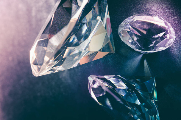 Real diamond stone on dark background. Diamond jewelry theme. - Foto, Bild