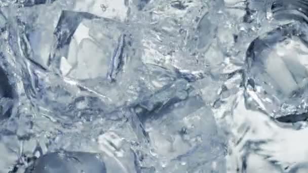 Super Slow Motion Shot of Falling and Splashing Perfect Ice Cubes into Water at 1000fps (en inglés). Filmado con cámara de cine de alta velocidad en 4K. - Metraje, vídeo