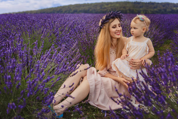 Счастливая мама с дочерью на пикнике на лавандовом поле - Фото, изображение