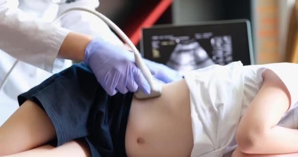 Ultraääni lääkäri tehdä ultraääni vatsan ja munuaisten lapsen. Tyttö tutkitaan toimistossa lasten sairaalassa - Materiaali, video