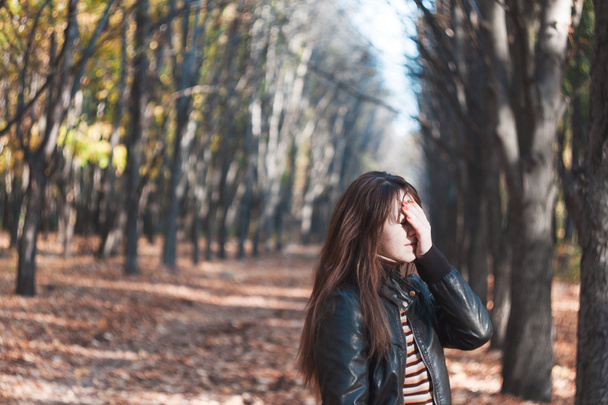 Girl in autumn forest - Foto, immagini