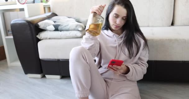 Γυναίκα αλκοολικά κοινωνικά προβλήματα κοιτάζοντας το τηλέφωνο σε απόγνωση. Κατάθλιψη διαζυγίου και αλκοολισμός έννοια - Πλάνα, βίντεο