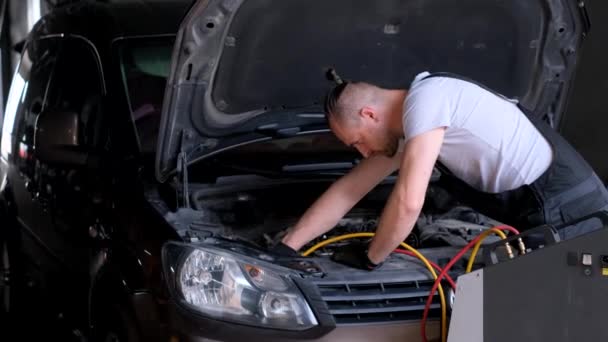 A car repairman checks the air conditioner in a car. - Кадры, видео