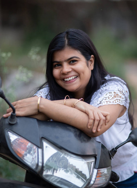Uma menina bonita indiana com scooter sorrindo e se divertindo - Foto, Imagem