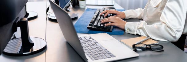 Irodai dolgozó ül a munkaterület íróasztal, koncentrált és elkötelezett, számítógép és gépelés a billentyűzeten adatok bevitele biztosítja a pontos adatkezelést a modern munkahelyen. Útburkolat - Fotó, kép