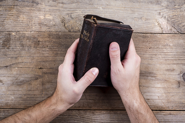 Hands holding Bible - Фото, зображення