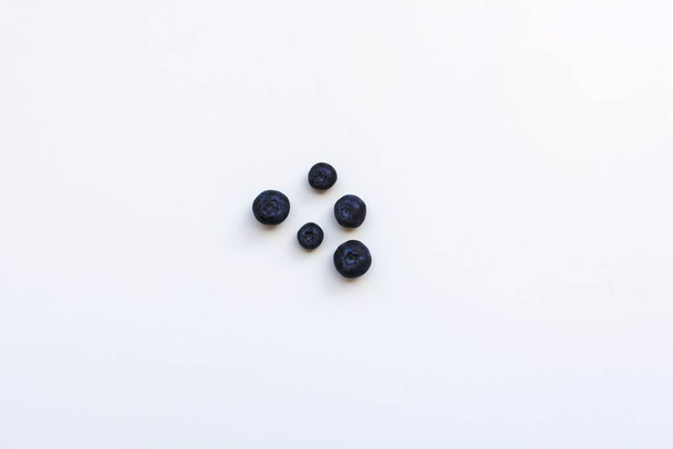 Five pieces of blueberries - Valokuva, kuva