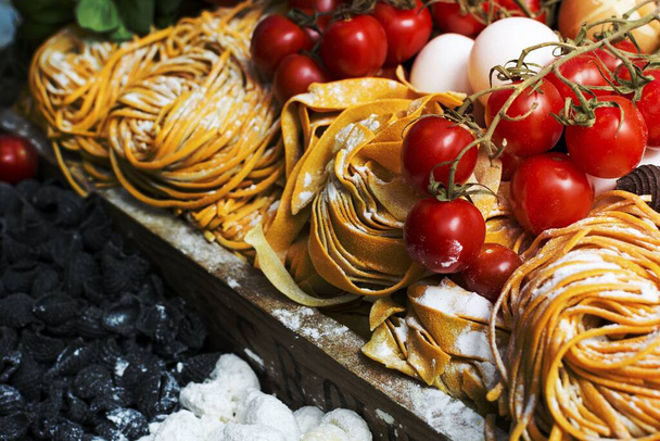 Čerstvé italské těstoviny s rostlinnými potravinami fotografie - Fotografie, Obrázek