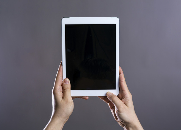 Hipster-Hände halten digitales Tablet in der Hand. - Foto, Bild