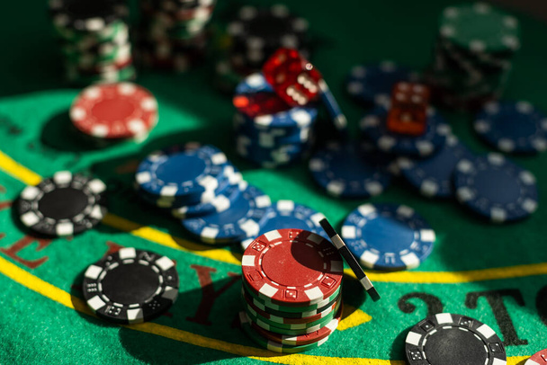 Puces de jeu de casino sur la table verte. Tout ça pour le jeu. Poker. Photo de haute qualité - Photo, image