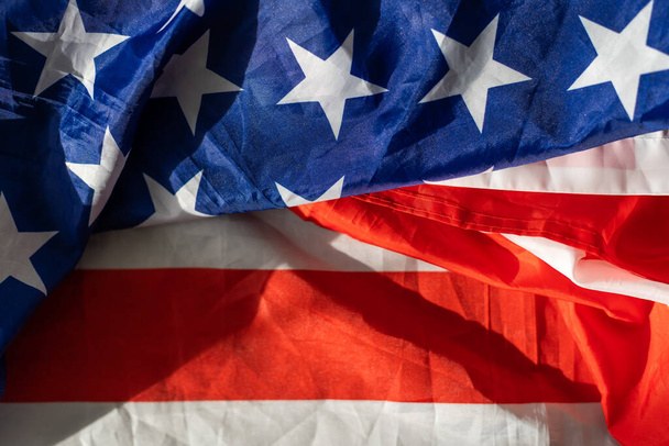 Американський прапор махає вітром. Фотографія високої якості - Фото, зображення