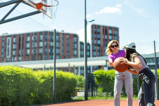 Mutter und Tochter spielen Basketball - Foto, Bild