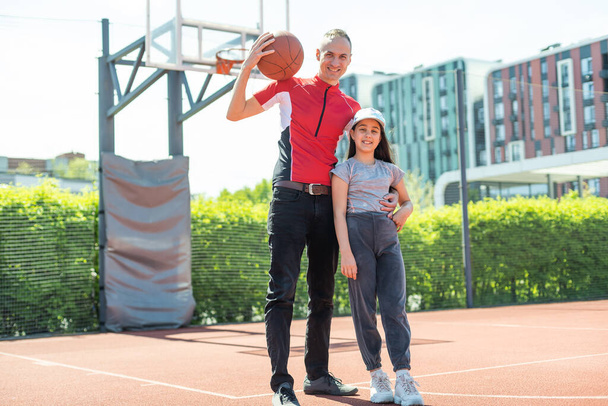 pai e filha jogando basquete juntos no parque infantil
. - Foto, Imagem
