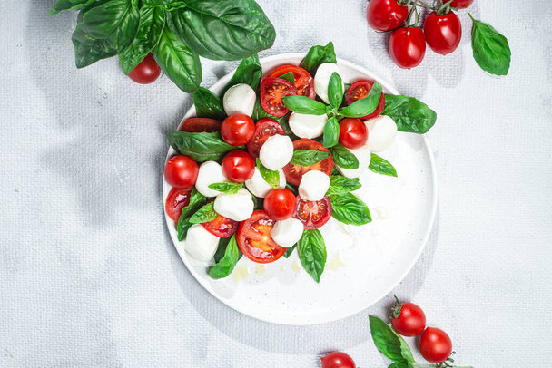Caprese salad with tomato, mozzarella and basil - Φωτογραφία, εικόνα