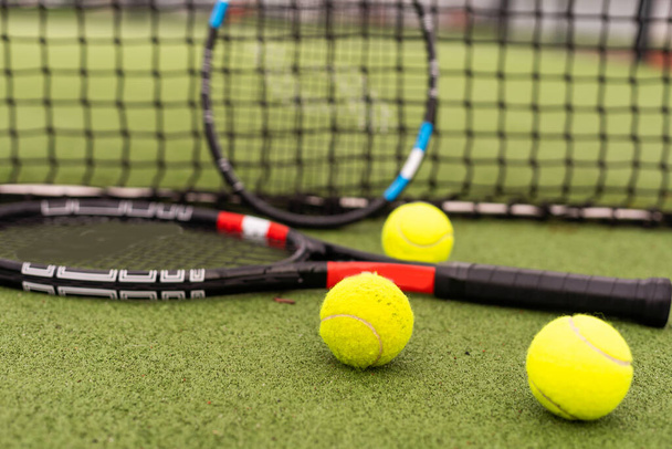 Tenisová raketa a tenisový míček na hřišti - Fotografie, Obrázek