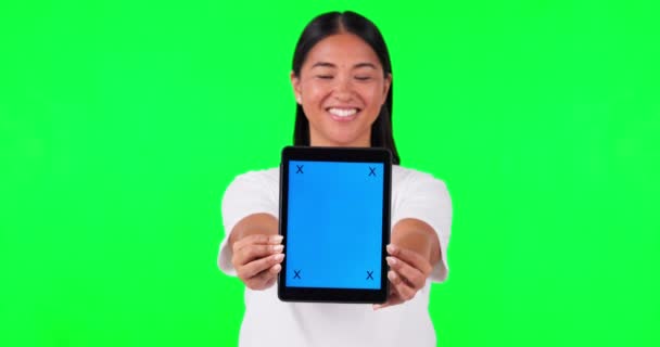 Tablet, reklám vagy marketing és egy nő a zöld képernyős háttérben stúdió kezében kijelző nyomjelzőkkel. Portré, branding honlap és egy boldog fiatal ázsiai nő gazdaság chromakey. - Felvétel, videó