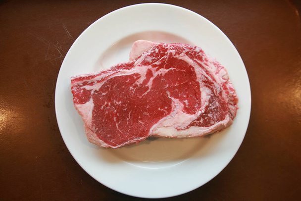 Stek. Stek wołowy. Czerwone mięso. Soczysty stek z żeberek wołowych. Surowe mięso z bliska - Zdjęcie, obraz