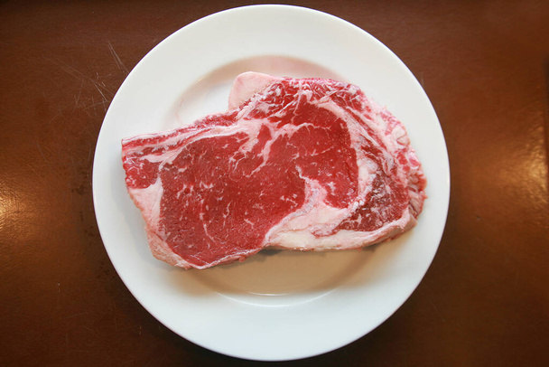 Stek. Stek wołowy. Czerwone mięso. Soczysty stek z żeberek wołowych. Surowe mięso z bliska - Zdjęcie, obraz