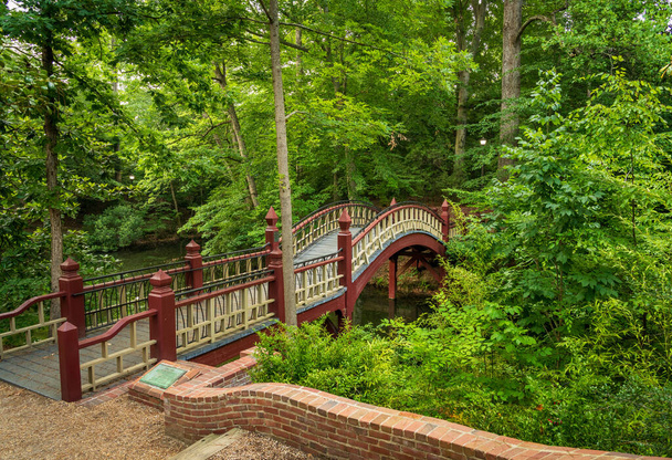 Ponte de madeira ornamentada sobre Crim Dell no campus de William e Mary faculdade em Williamsburg Virginia - Foto, Imagem