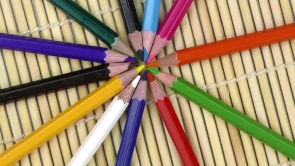Χρώμα πολύχρωμα μολύβια εργαλεία εξοπλισμού σε ξύλινα φόντο - Πλάνα, βίντεο