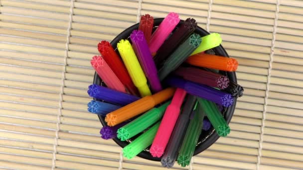 Kolorowe farby ołówki narzędzia sprzętu na drewniane tła - Materiał filmowy, wideo