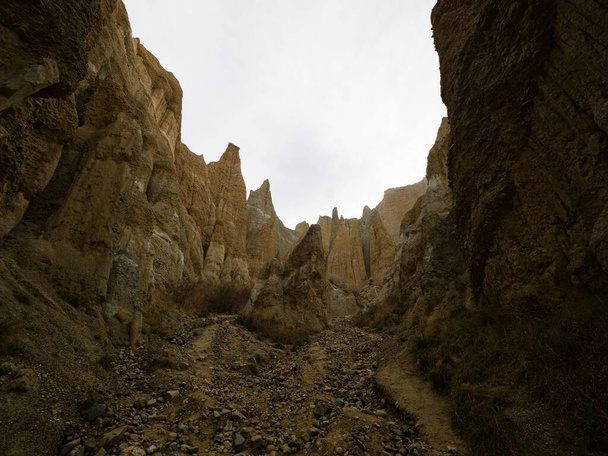Vista panoramica di Omarama Clay Cliffs erosione geologica naturale limo e formazione di rocce sabbiose a Canterbury South Island Nuova Zelanda - Foto, immagini