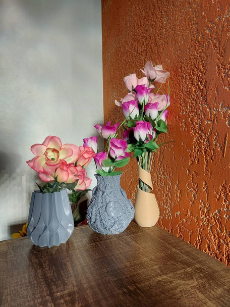 beautiful flowers in vase on table - Fotografie, Obrázek