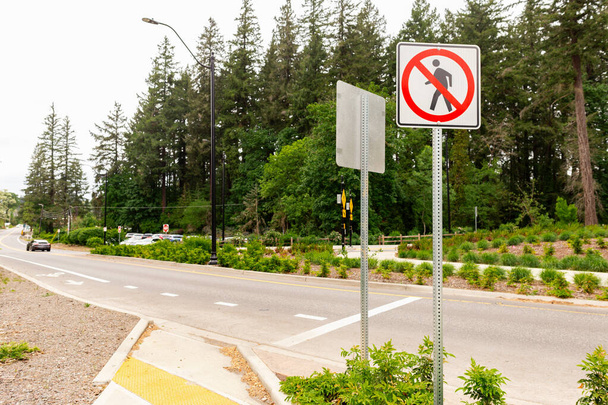 あなたは道路上の歩行者交通標識を越えず、赤い境界線の白い円と赤い線で交差する人の黒い図を特徴としています.  - 写真・画像