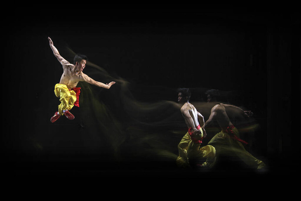 Chinese Kung Fu Art in Yakarta Indonesia (en inglés). Disparo bajo varias luces para obtener el efecto de los movimientos. Fecha tomada el 27 mayo 2012 - Foto, imagen